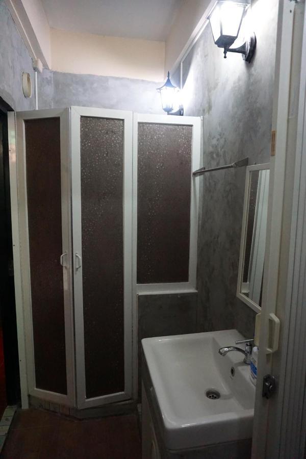 Snoozzze Hostel ใกล้รถไฟฟ้า ย่านบางรัก (Adults Only) Μπανγκόκ Εξωτερικό φωτογραφία